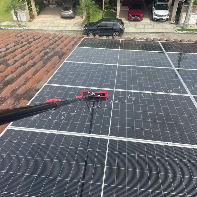Paneles solares instalados por Volt Factory en techo de teja · 20 paneles, Brisas del Golf, Panamá
