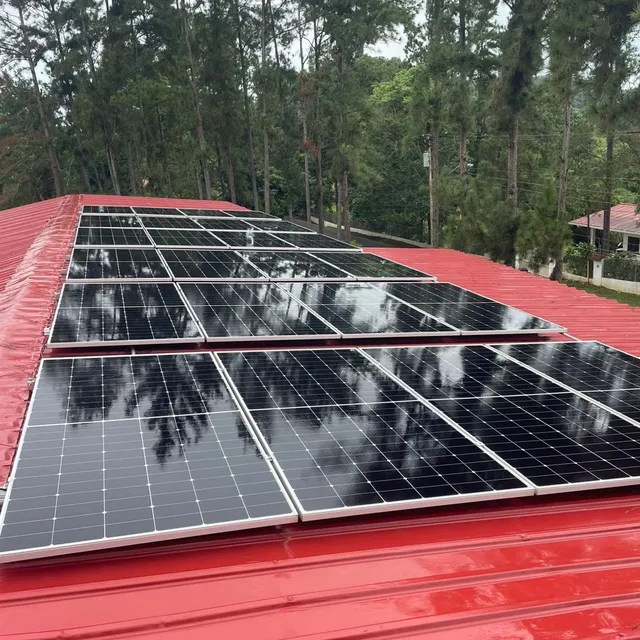 Paneles solares instalados por Volt Factory en techo de zinc · 28 paneles, Cermeño, Panamá
