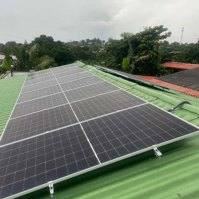 Paneles solares instalados por Volt Factory en techo de zinc de color · 16 paneles, Agua Dulce, Panamá