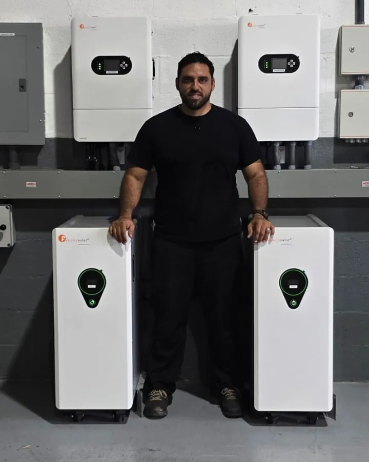 Ramphis Berrocal, fundador de Volt Factory, en un cuarto de inversores y baterías