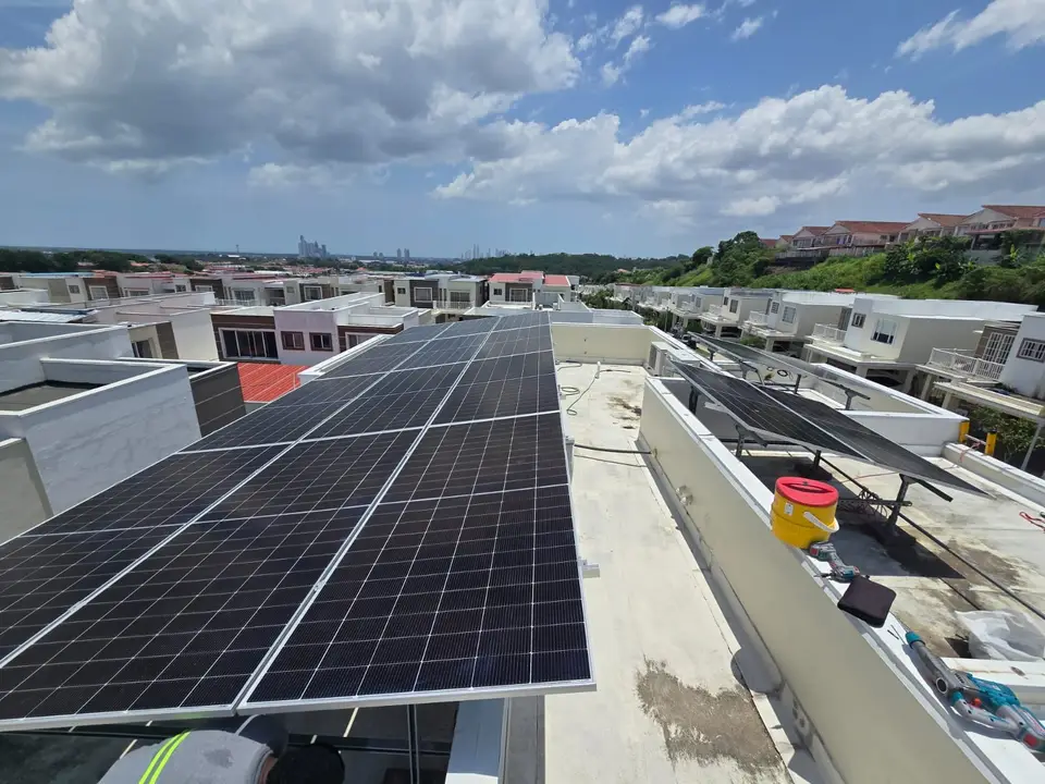 Paneles solares instalados en la azotea de un edificio PH en Panamá