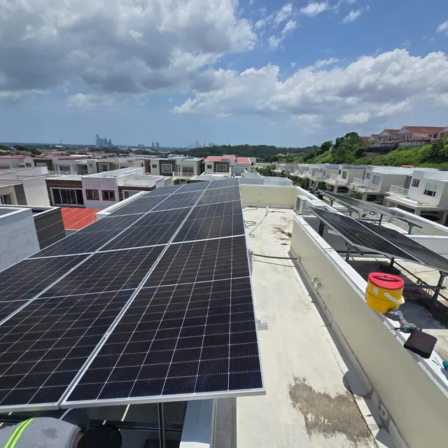 Paneles solares instalados por Volt Factory en techo de losa · 16 paneles, Edificio PH, Panamá