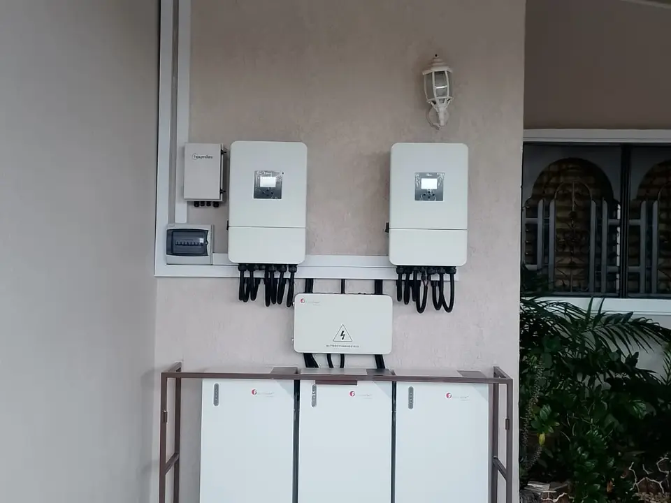 Inversores híbridos y batería de litio instalados por Volt Factory
