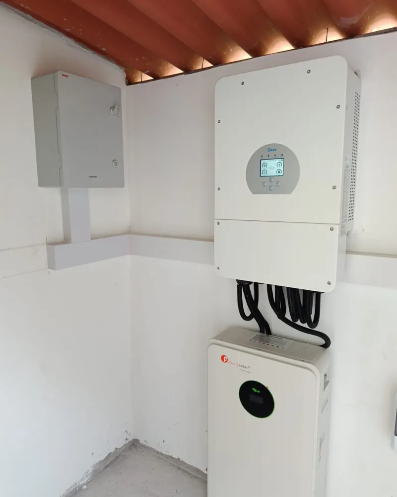Inversores híbridos y baterías instalados por Volt Factory