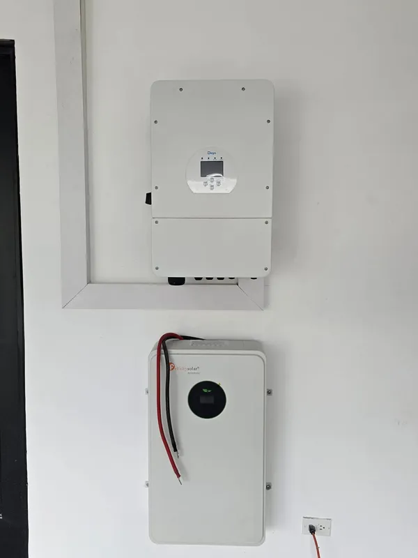 Inversor híbrido instalado en pared