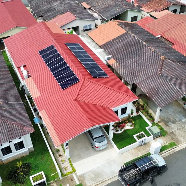 Paneles solares instalados por Volt Factory en techo de zinc, Panamá