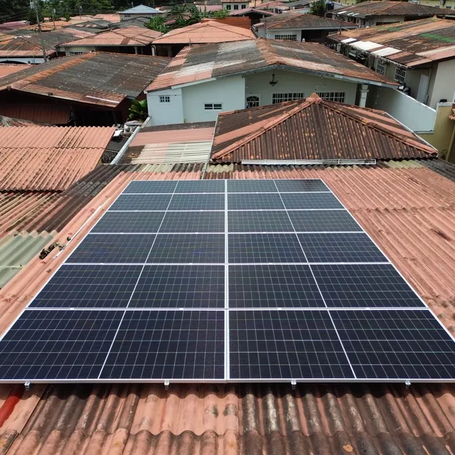 Paneles solares instalados por Volt Factory en techo de teja de barro, San Antonio, Panamá