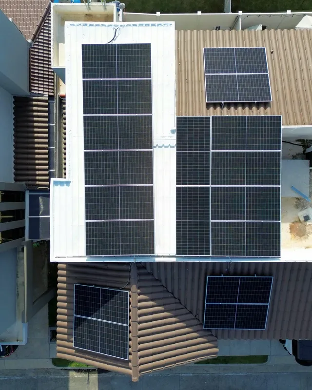 Paneles solares en techo de losa en Panamá