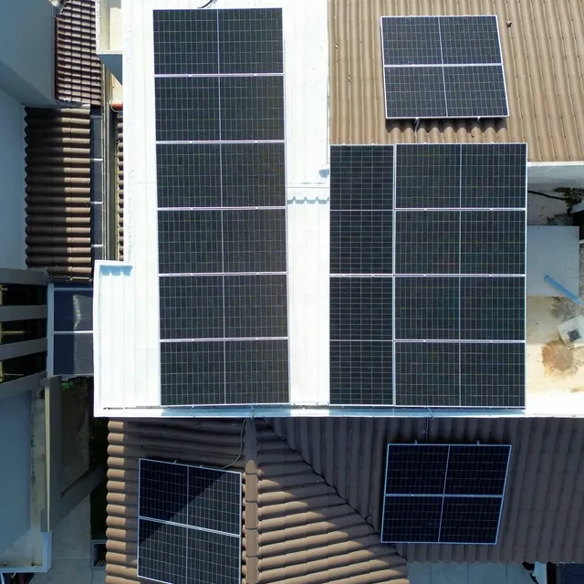 Paneles solares instalados por Volt Factory en techo de losa, Ernesto Córdoba Campos, Panamá