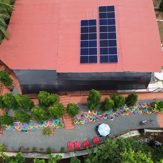 Paneles solares instalados por Volt Factory en techo de zinc, La Mitra, La Chorrera, Panamá