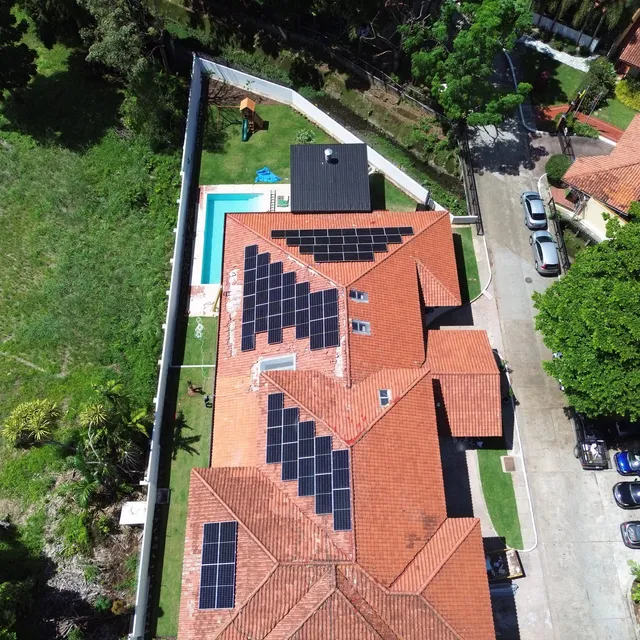 Paneles solares instalados por Volt Factory en techo de teja de barro, Parque Lefevre, Panamá