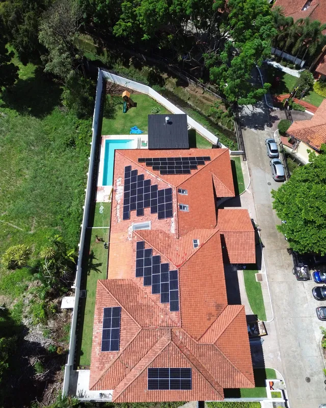 Paneles solares en techo de teja de barro en Panamá