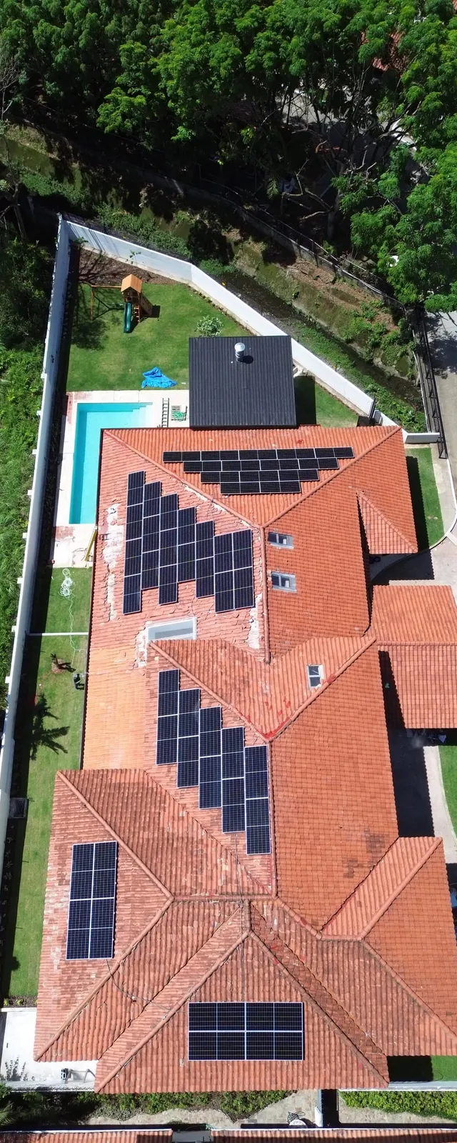 Casa en Panamá con paneles solares instalados por Volt Factory, vista desde dron