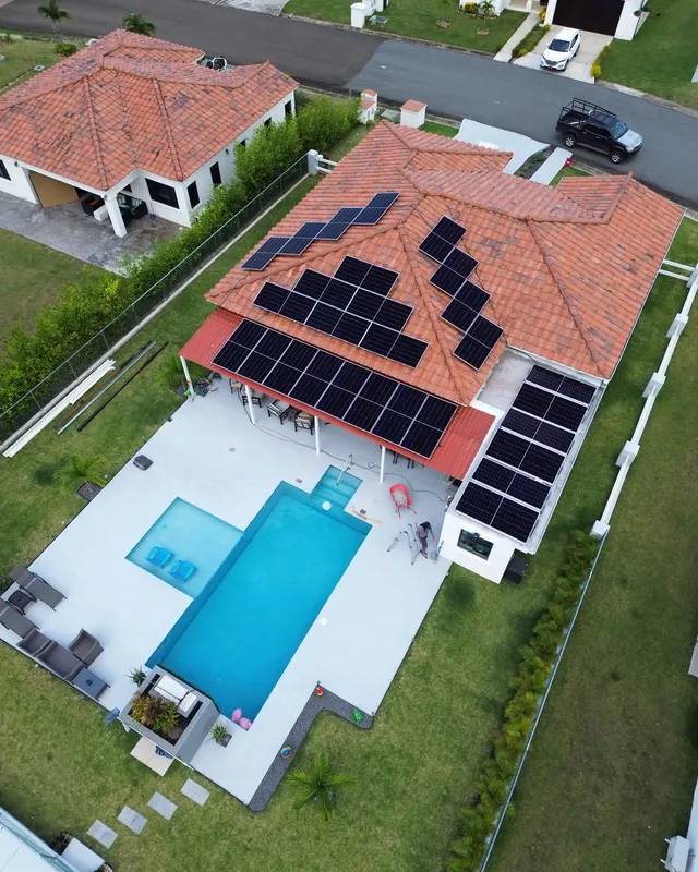 Paneles solares instalados por Volt Factory: Casa con piscina