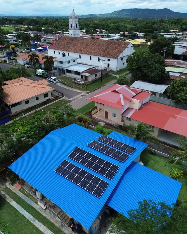 Paneles solares en techo de zinc de color en Panamá