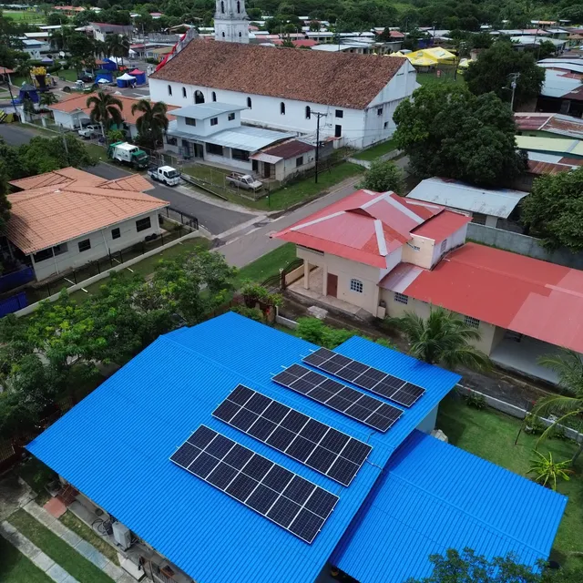 Paneles solares instalados por Volt Factory en techo de zinc de color, Natá, Panamá
