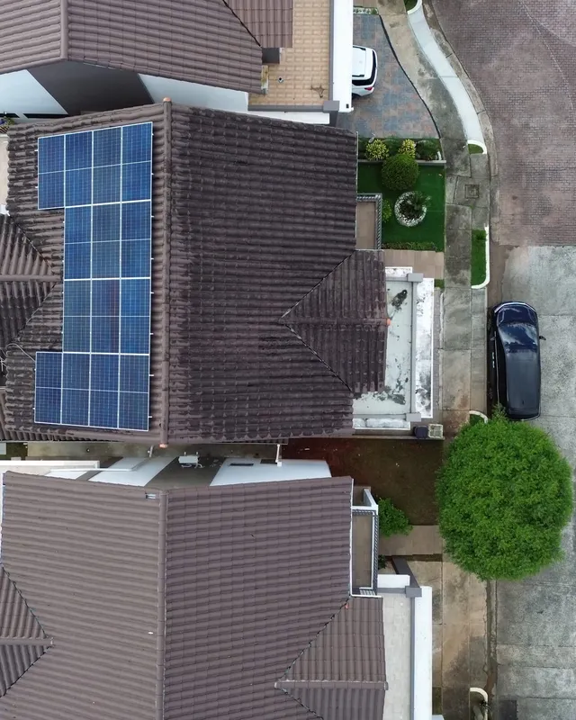 Paneles solares en techo de teja de concreto en Panamá