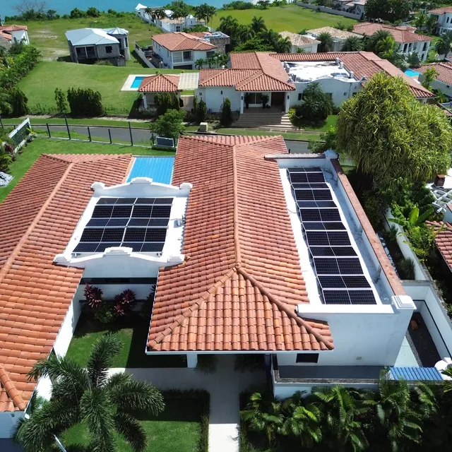 Paneles solares instalados por Volt Factory en techo de teja y losa, San Carlos, Panamá