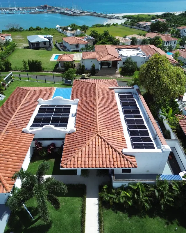 Paneles solares instalados por Volt Factory: Casa con vista al mar