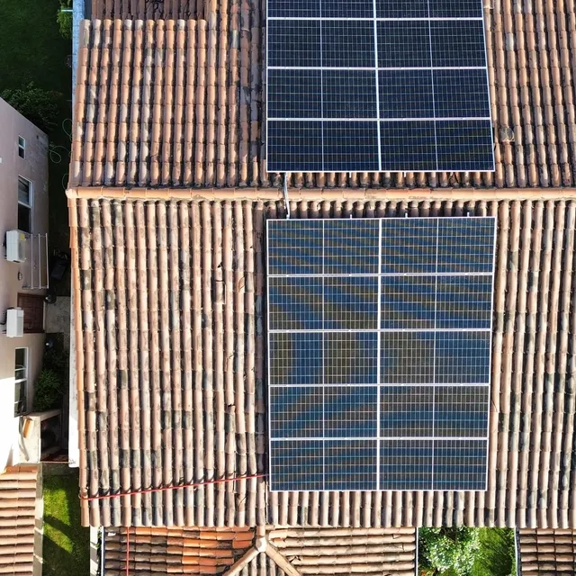 Paneles solares instalados por Volt Factory en techo de teja de barro, Panamá