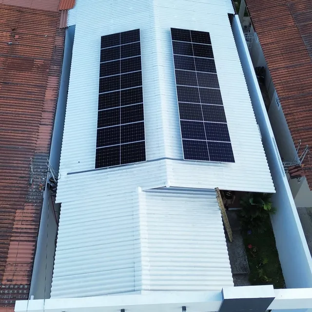 Paneles solares instalados por Volt Factory en techo de zinc, Panamá
