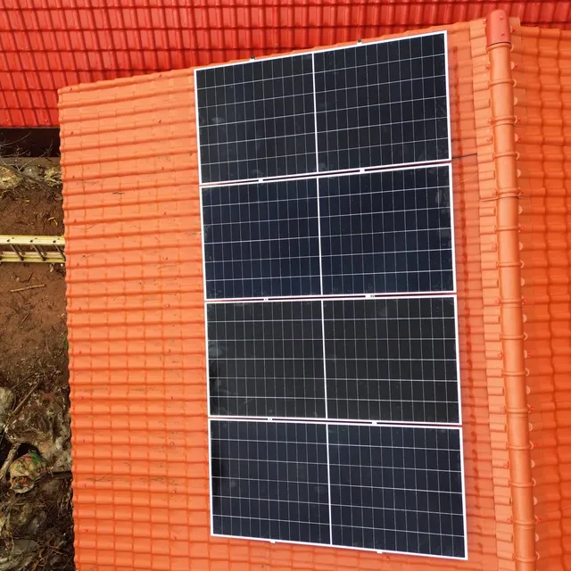 Paneles solares instalados por Volt Factory en techo de teja de barro, Penonomé, Panamá