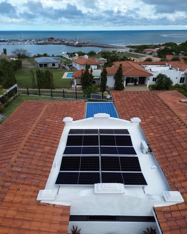 Paneles solares instalados por Volt Factory: Techo de teja con vista al mar