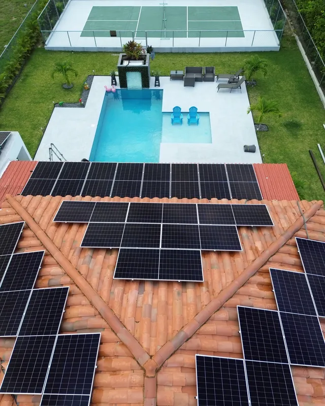 Paneles solares instalados por Volt Factory: Sistema residencial grande