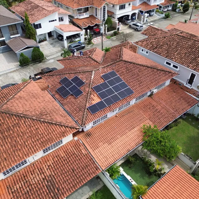Paneles solares instalados por Volt Factory en techo de teja de barro, Amelia Denis de Icaza, Panamá