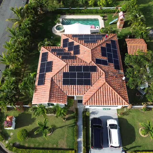 Paneles solares instalados por Volt Factory en techo de teja de barro, San Carlos, Panamá