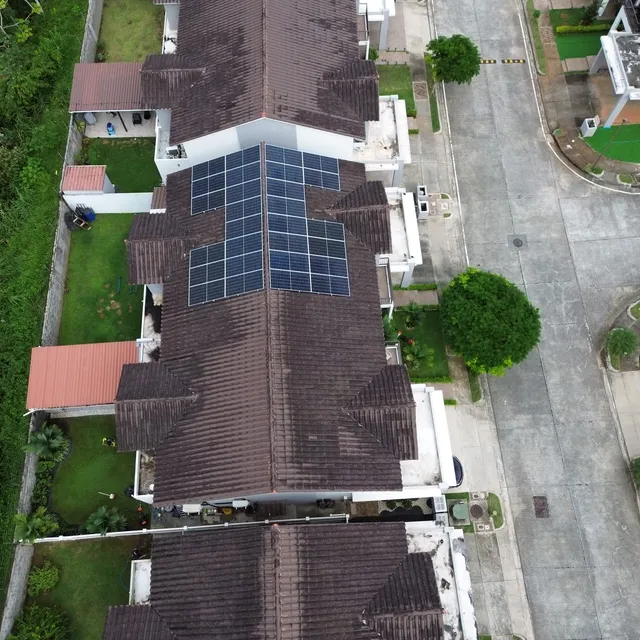 Paneles solares instalados por Volt Factory en techo de teja de concreto, Ernesto Córdoba Campos, Panamá