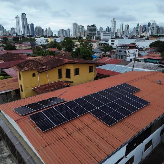 Paneles solares instalados por Volt Factory en techo de teja de barro, Betania, Panamá