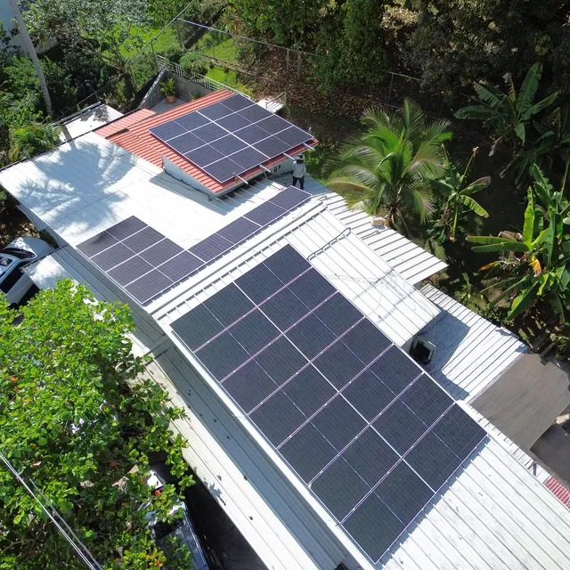 Paneles solares instalados por Volt Factory en techo de zinc y losa, Ciudad del Saber, Panamá