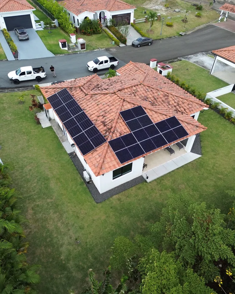 Sistema de paneles solares sobre techo de teja en Panamá