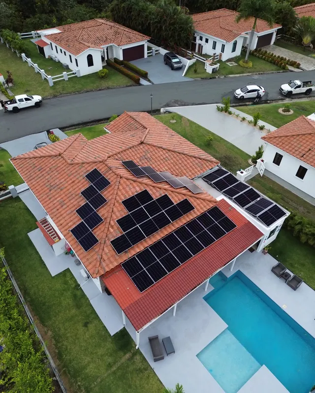 Paneles solares instalados por Volt Factory: Casa de teja