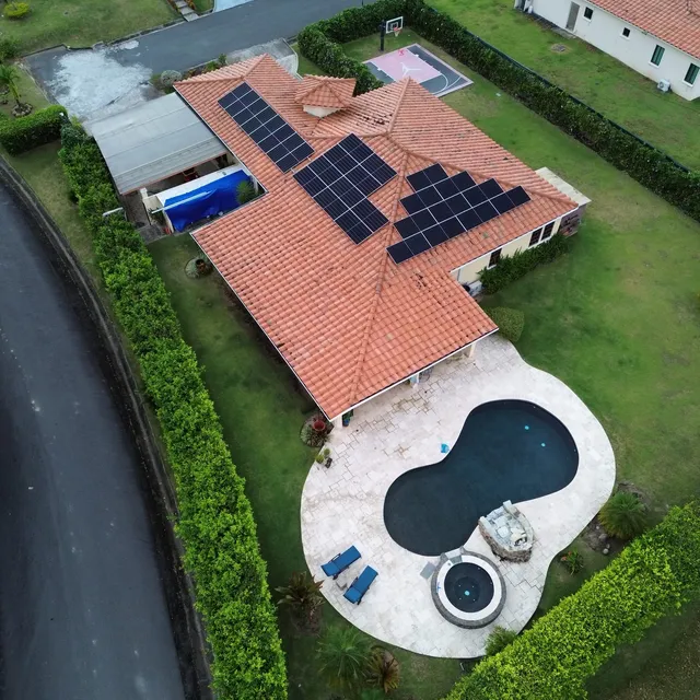 Paneles solares instalados por Volt Factory en techo de teja de barro, San Carlos, Panamá