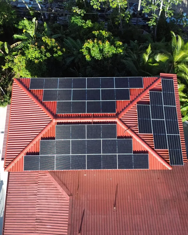 Paneles solares en techo de teja metálica en Panamá