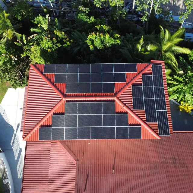 Paneles solares instalados por Volt Factory en techo de teja metálica, Ciudad del Saber, Panamá