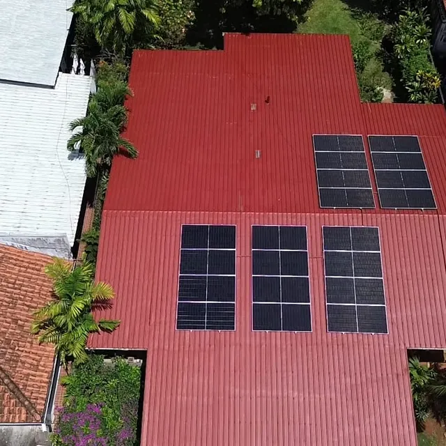 Paneles solares instalados por Volt Factory en techo de teja metálica, Panamá