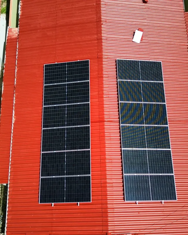 Paneles solares en techo de zinc en Panamá
