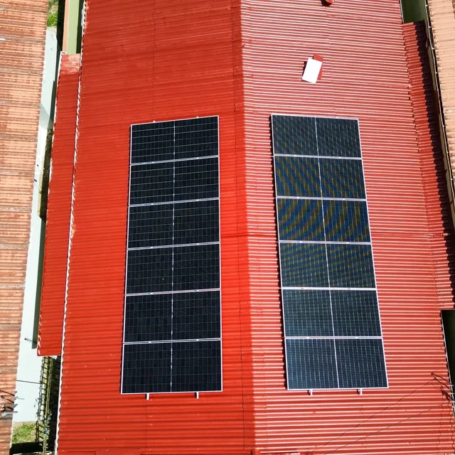 Paneles solares instalados por Volt Factory en techo de zinc, Panamá