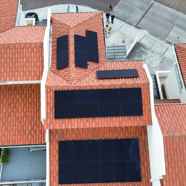 Paneles solares instalados por Volt Factory en techo de teja de barro, Panamá
